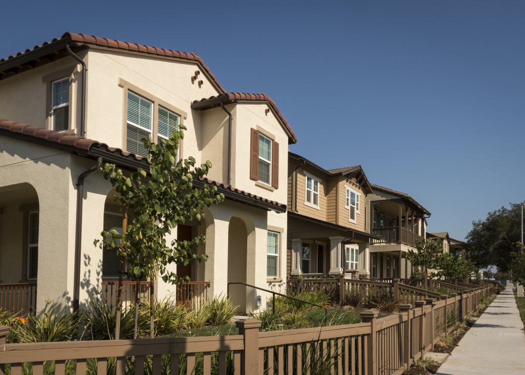 Row of houses next to each other in a neighborhood