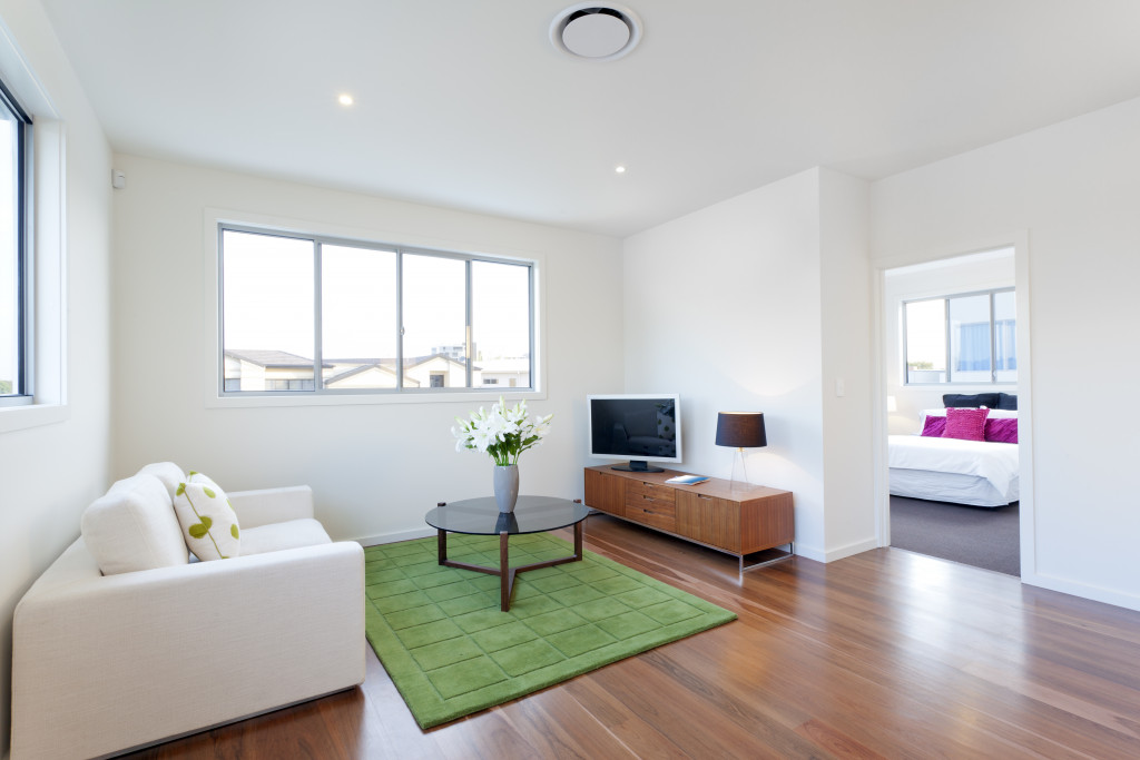 Bright living room with large windows allowing natural light to enter.